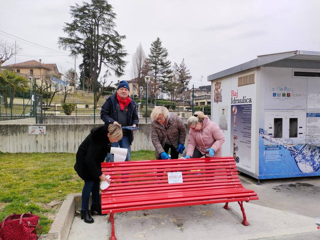 Dopo i vandali, la panchina rossa a Vergiate risplende grazie ai volontari