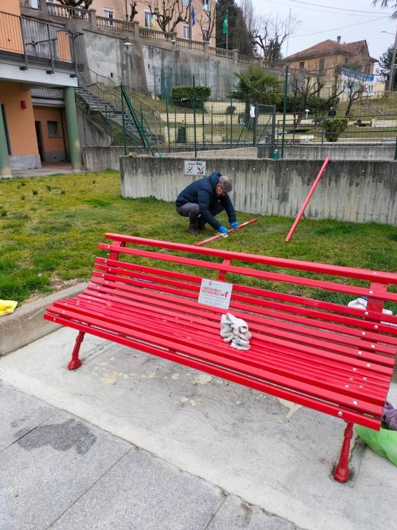 Dopo i vandali, la panchina rossa a Vergiate risplende grazie ai volontari