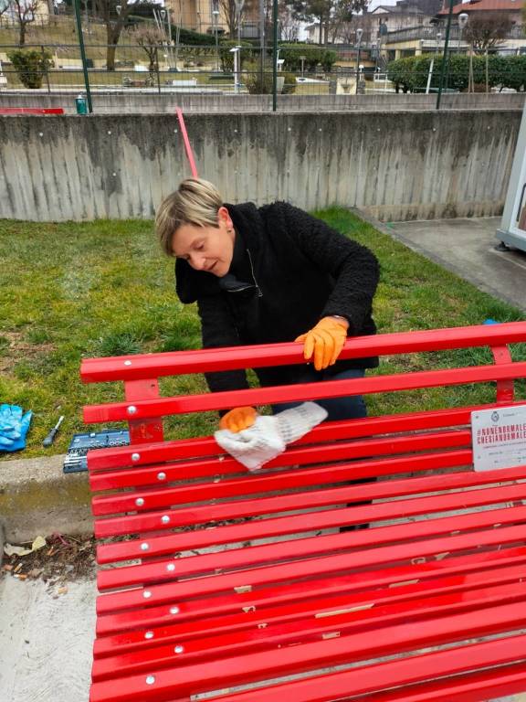 Dopo i vandali, la panchina rossa a Vergiate risplende grazie ai volontari
