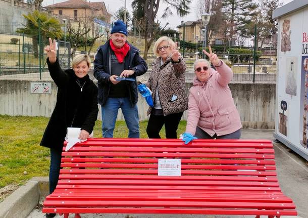 Dopo i vandali, la panchina rossa a Vergiate risplende grazie ai volontari