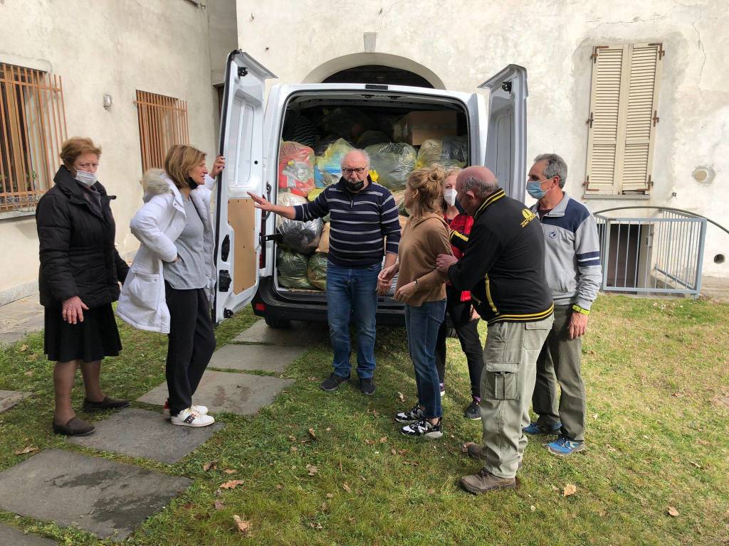 I tre furgoni in partenza da Comabbio verso l'Ucraina