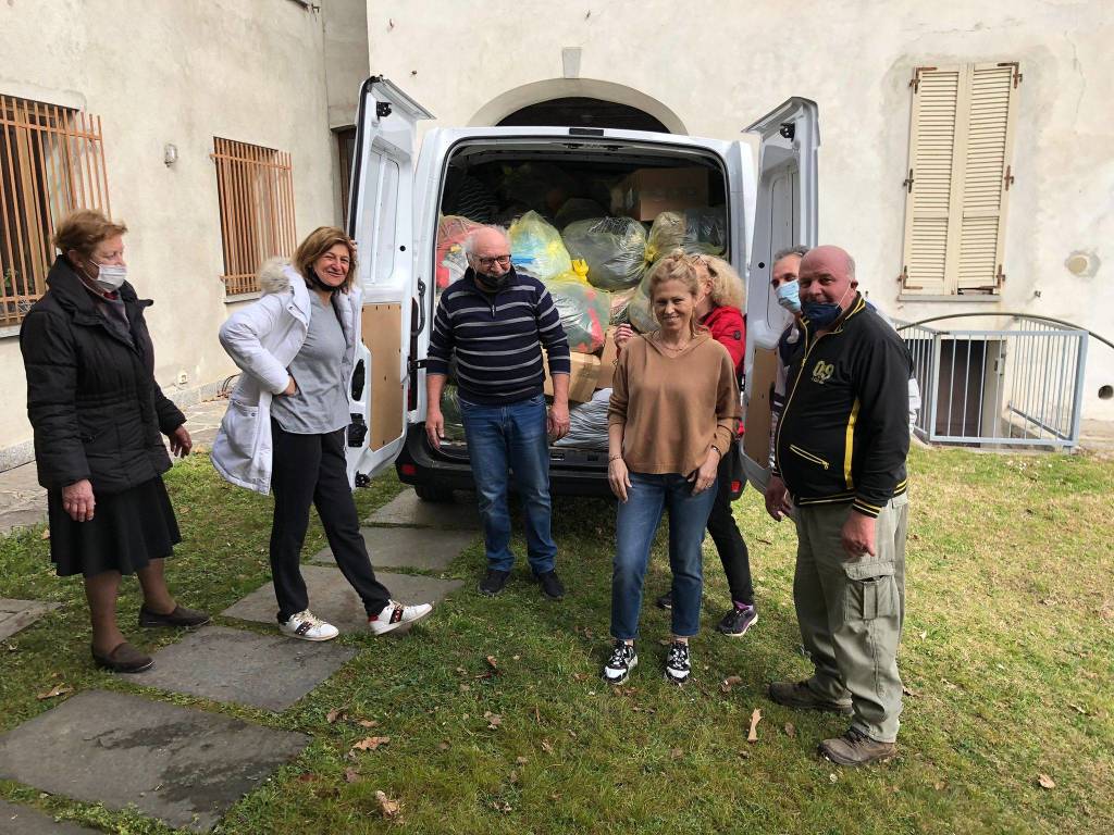 I tre furgoni in partenza da Comabbio verso l'Ucraina