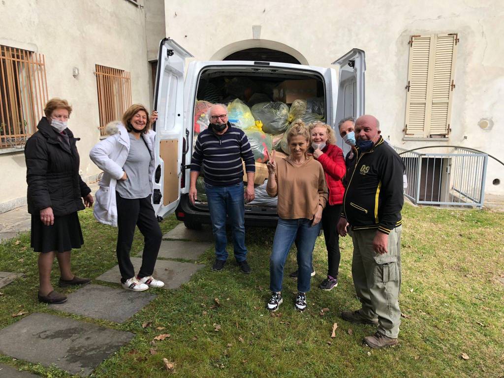 I tre furgoni in partenza da Comabbio verso l'Ucraina