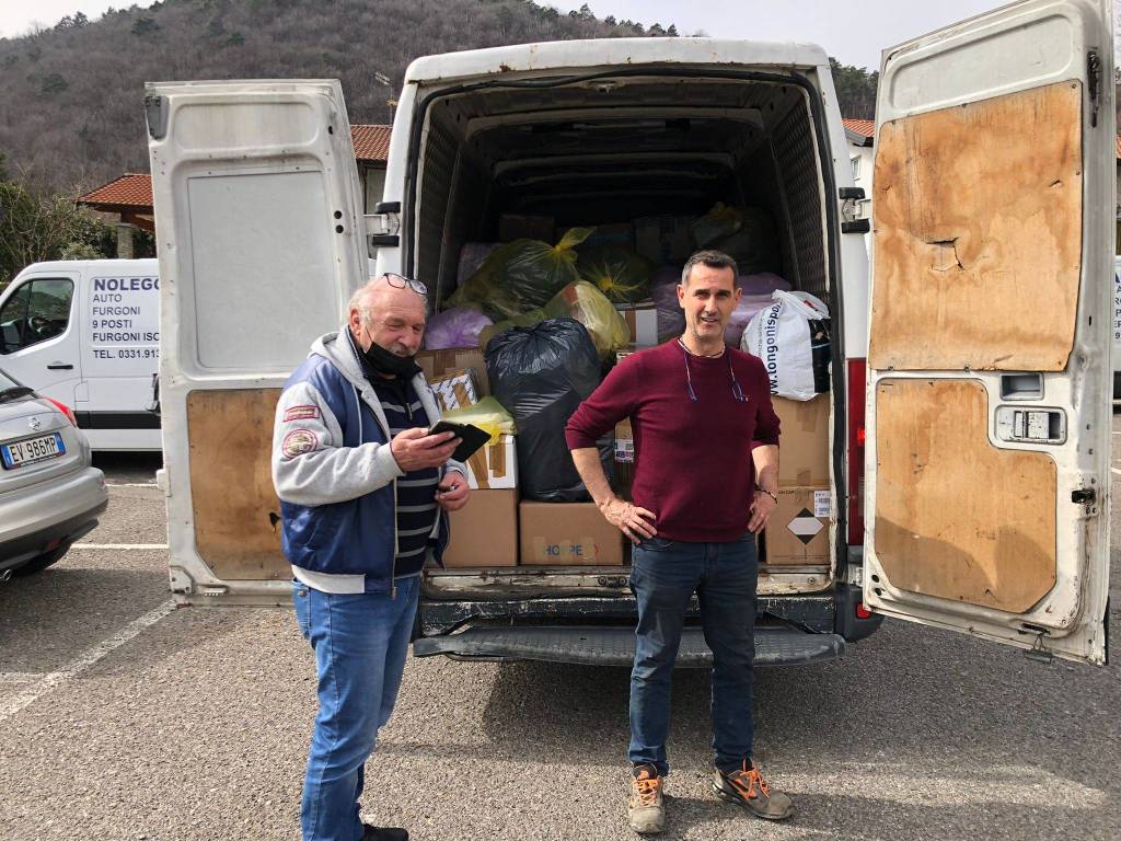 I tre furgoni in partenza da Comabbio verso l'Ucraina