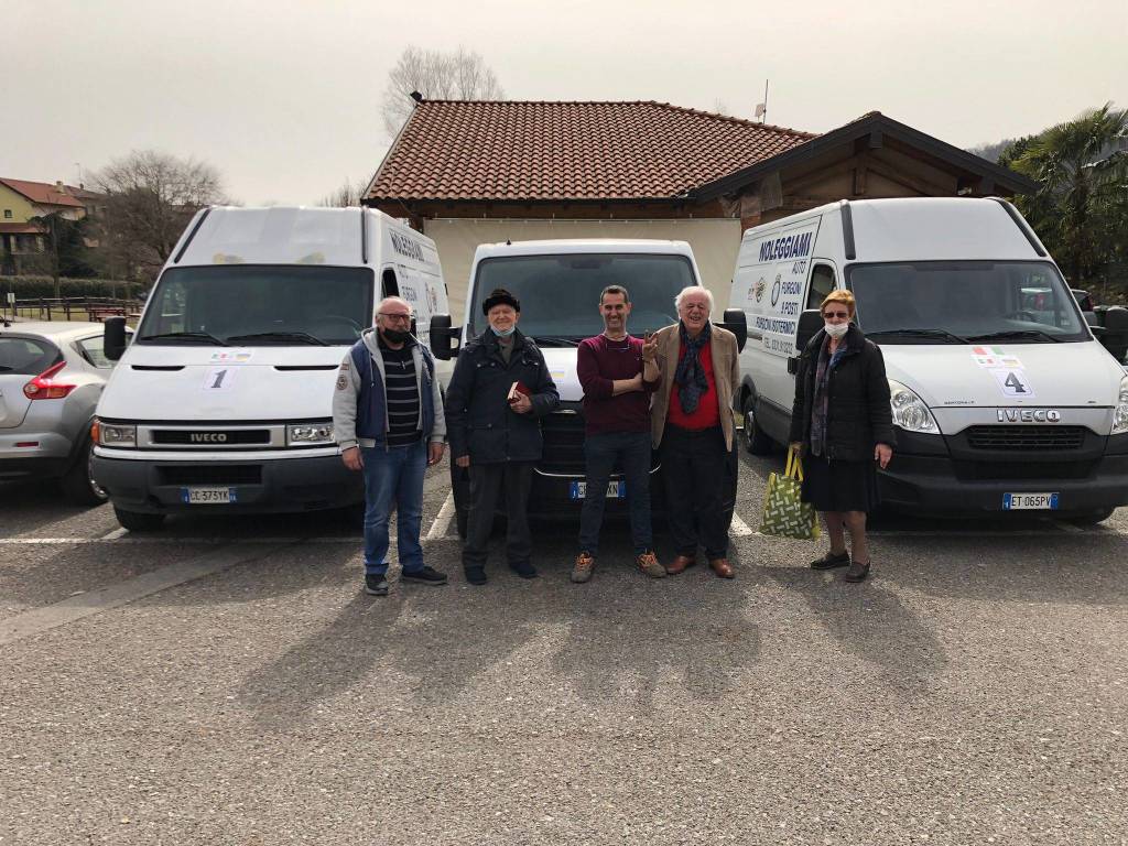 I tre furgoni in partenza da Comabbio verso l'Ucraina