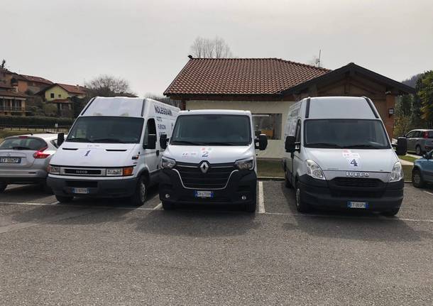 I tre furgoni in partenza da Comabbio verso l’Ucraina