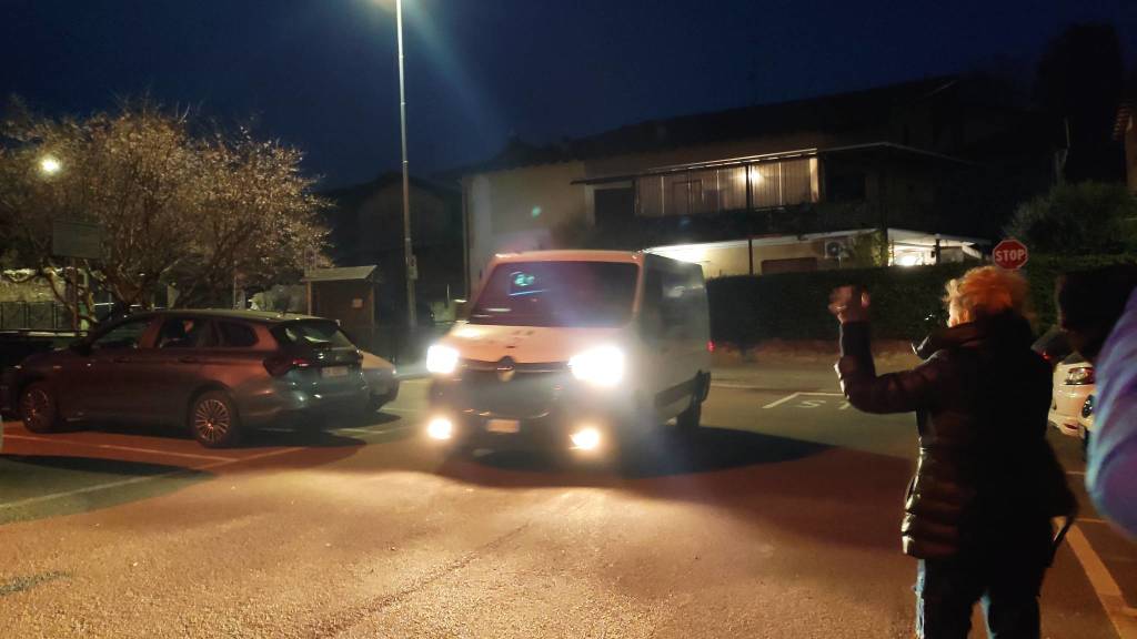 Il ritorno dei mezzi partiti per l'Ucraina a Comabbio