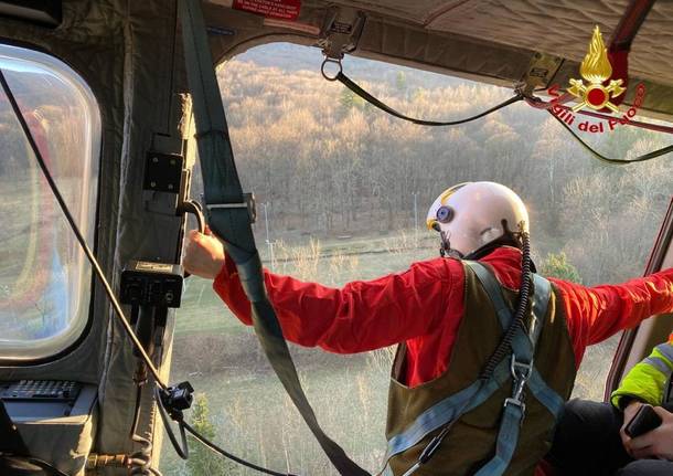 Fiamme nei boschi di Montegrino Valtravaglia, l’incendio vicino alle abitazioni