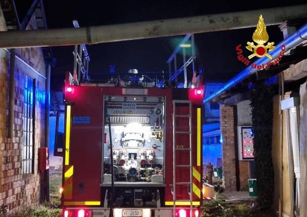 incendio tintoria busto arsizio vigili del fuoco notte