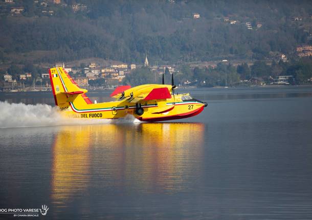 I Canadair sul Lago Maggiore per l’incendio a San Quirico
