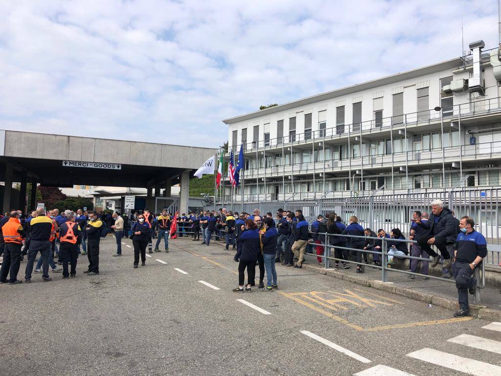 La protesta dei lavoratori alla Whirlpool di Cassinetta