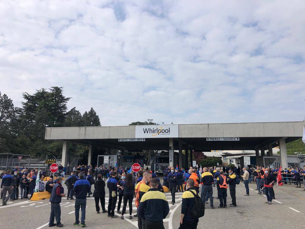 La protesta dei lavoratori alla Whirlpool di Cassinetta