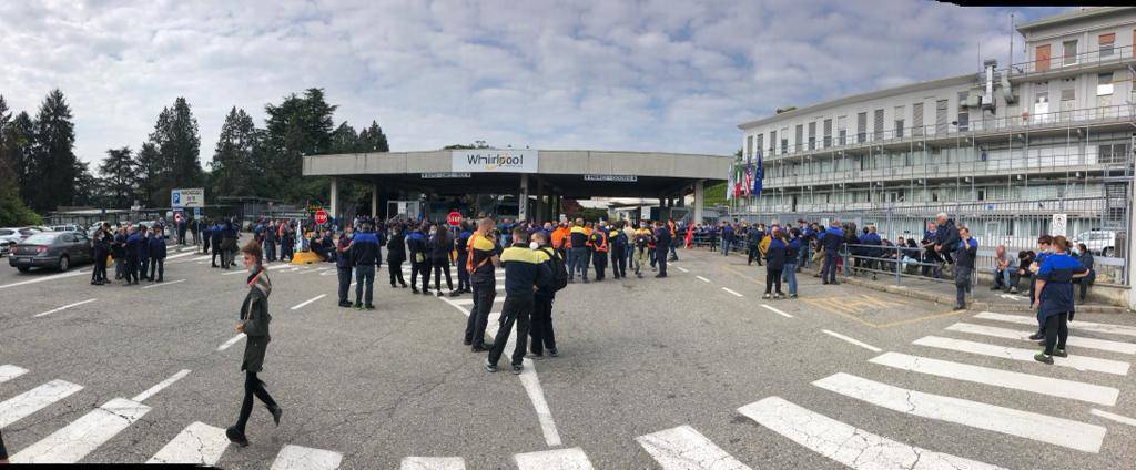 La protesta dei lavoratori alla Whirlpool di Cassinetta