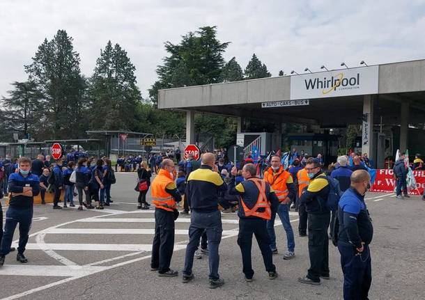 La protesta dei lavoratori alla Whirlpool di Cassinetta