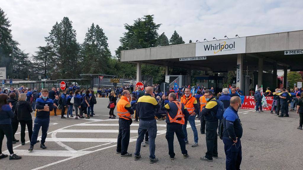 La protesta dei lavoratori alla Whirlpool di Cassinetta