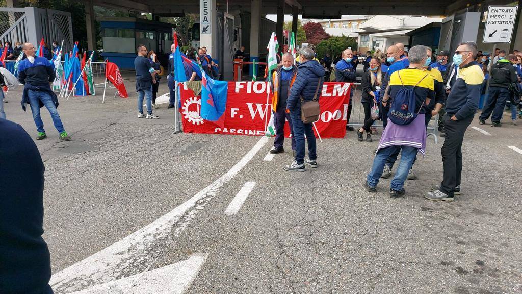 La protesta dei lavoratori alla Whirlpool di Cassinetta