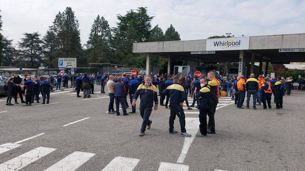 La protesta dei lavoratori alla Whirlpool di Cassinetta