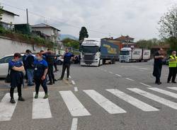 La protesta dei lavoratori alla Whirlpool di Cassinetta