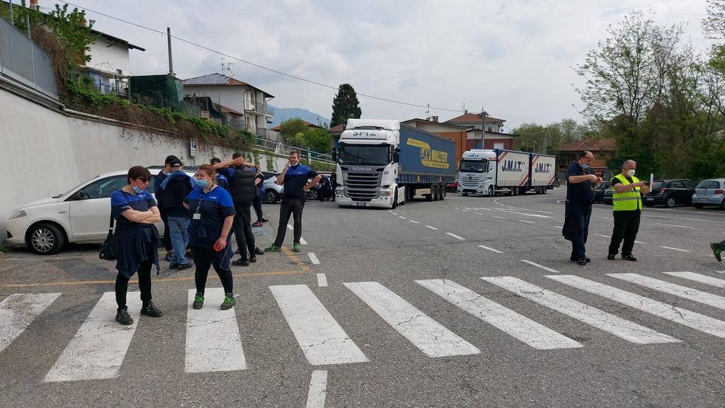 La protesta dei lavoratori alla Whirlpool di Cassinetta