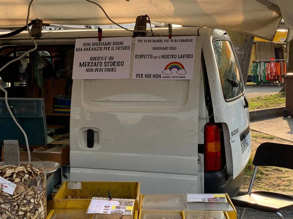 Protesta  al mercato di Sesto Calende