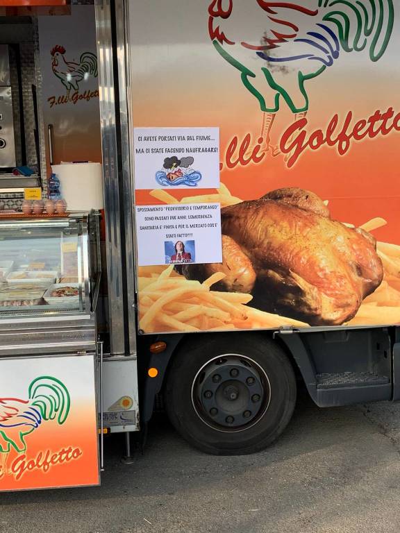 Protesta  al mercato di Sesto Calende