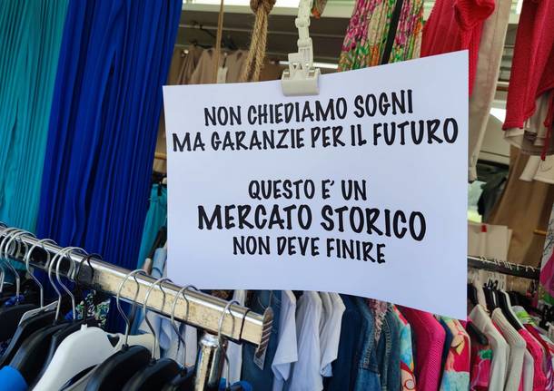 Protesta al mercato di Sesto Calende