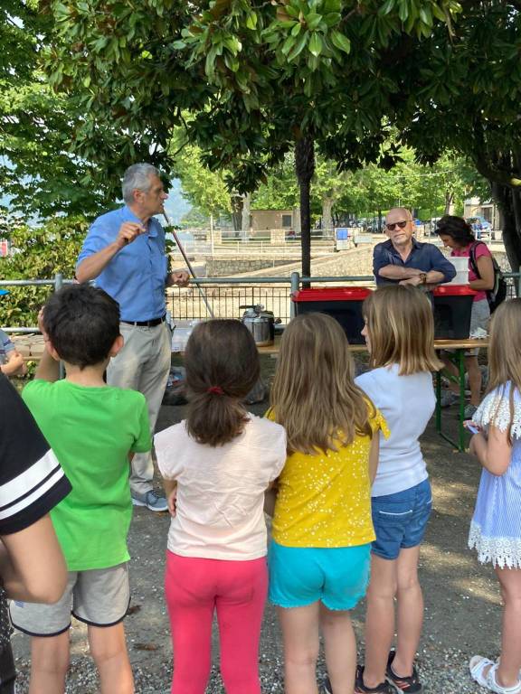 Angera inaugura il prato fiorito in riva al Lago Maggiore 