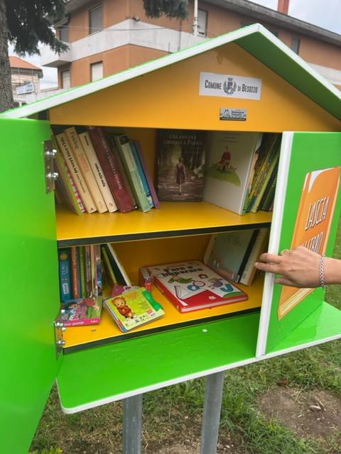 Casetta dei libri bookcrossing a Besozzo