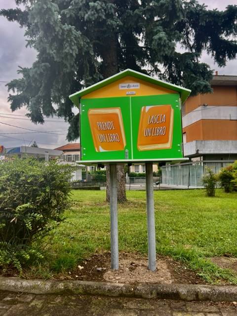 Casetta dei libri bookcrossing a Besozzo 