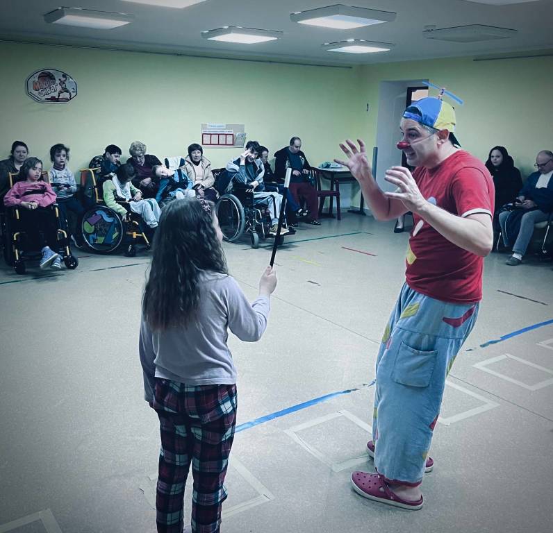 Il claun Pimpa porta un sorriso a Leopoli