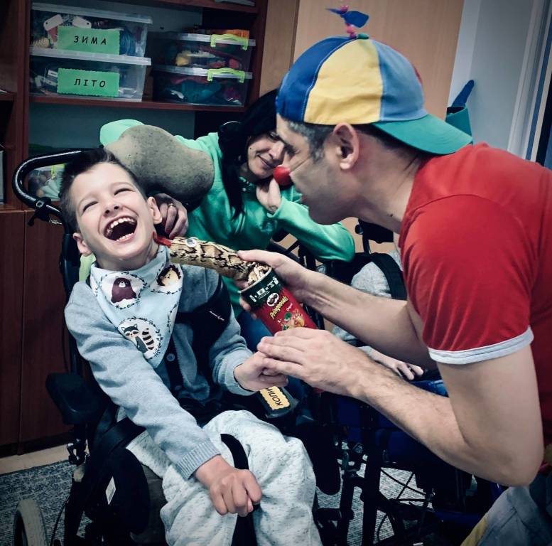 Il claun Pimpa porta un sorriso a Leopoli