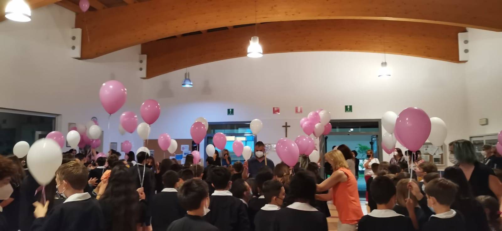 I bimbi di Travedona Monate ricordano la maestra Nadia Laudi