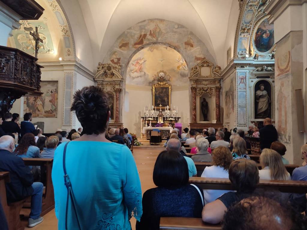 Luino - I funerali di Andrea Rossi nella chiesa del Carmine