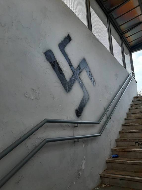 Scritte naziste nel sottopassaggio della stazione di Vergiate