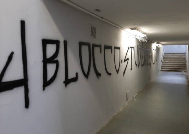 Scritte naziste nel sottopassaggio della stazione di Vergiate