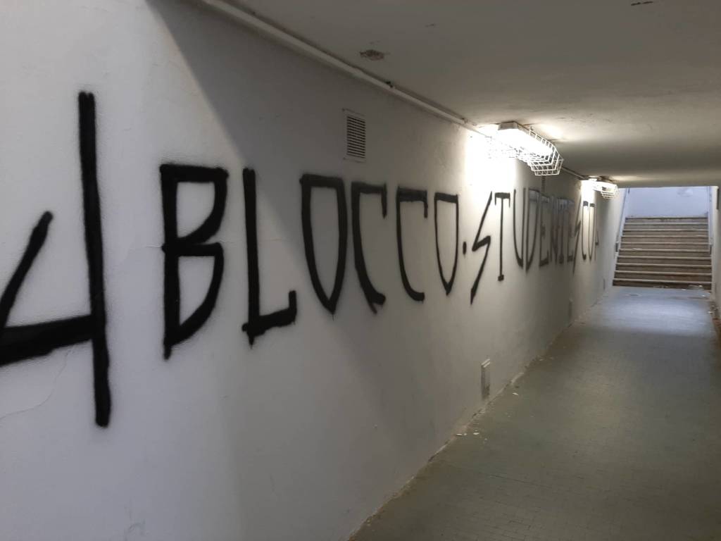 Scritte naziste nel sottopassaggio della stazione di Vergiate