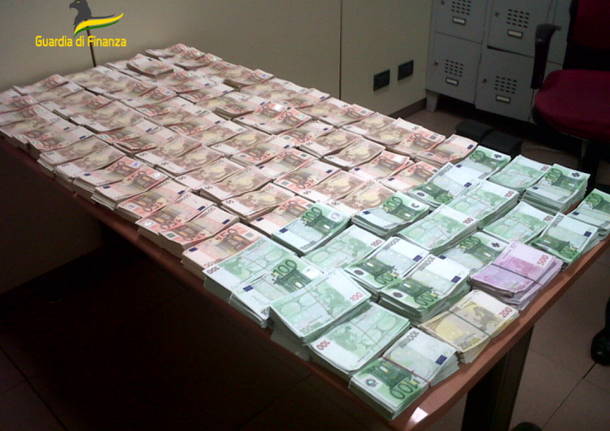 sequestro banconote denaro contante guardia di finanza di varese giugno 2022