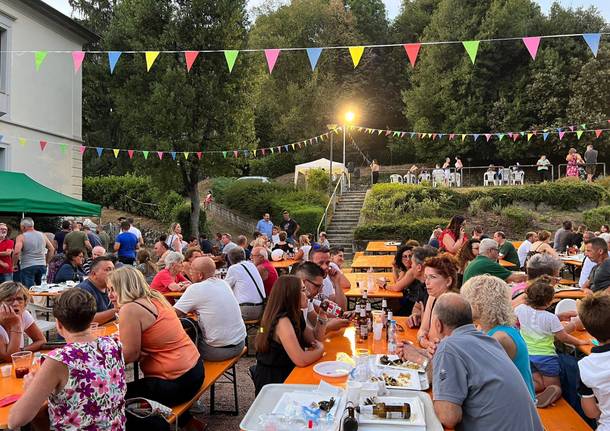 Un po’ di Spagna a Sangiano con il sindaco che serve Paella e Sangria