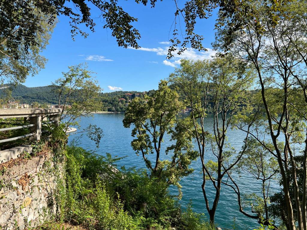 Il parco delle Torrazze e la passeggiata Romanini di laveno mombello 