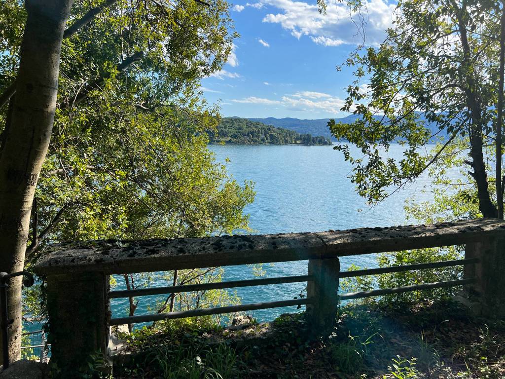 Il parco delle Torrazze e la passeggiata Romanini di laveno mombello 