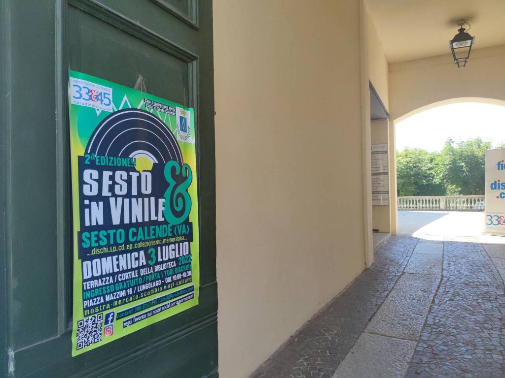 Sesto Calende in vinile, 33 giri e compact disc nel cortile della biblioteca