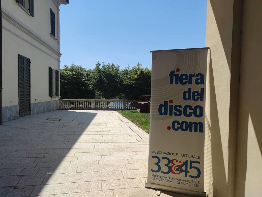 Sesto Calende in vinile, 33 giri e compact disc nel cortile della biblioteca