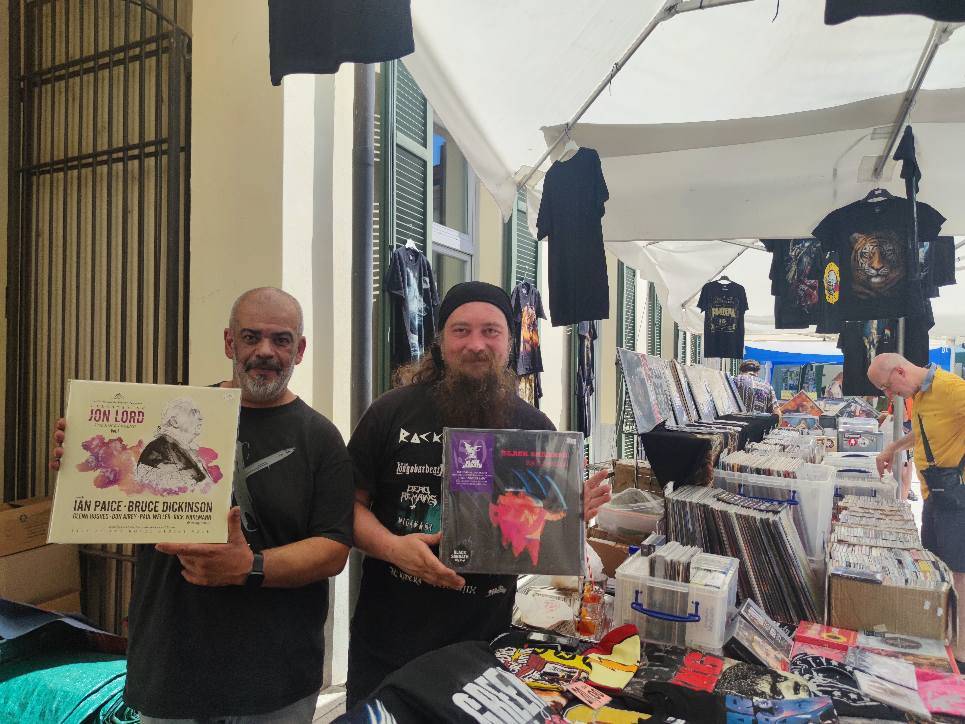 Sesto Calende in vinile, 33 giri e compact disc nel cortile della biblioteca
