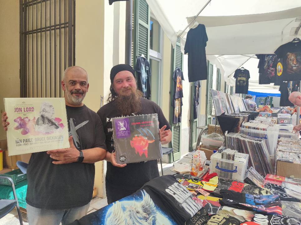 Sesto Calende in vinile, 33 giri e compact disc nel cortile della biblioteca