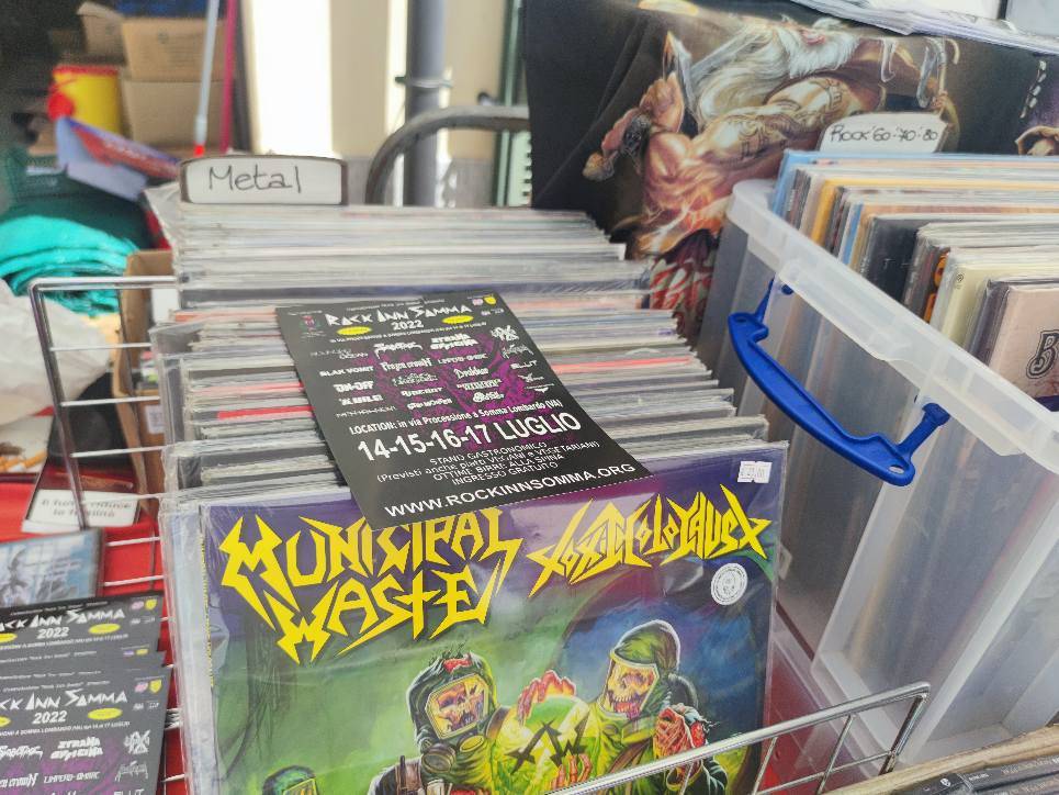 Sesto Calende in vinile, 33 giri e compact disc nel cortile della biblioteca