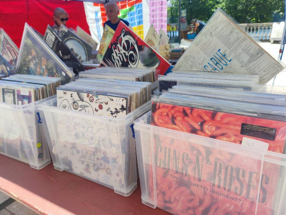 Sesto Calende in vinile, 33 giri e compact disc nel cortile della biblioteca