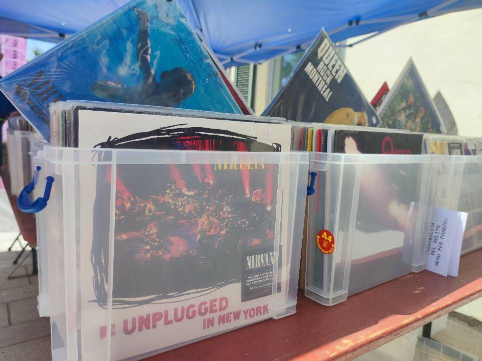 Sesto Calende in vinile, 33 giri e compact disc nel cortile della biblioteca