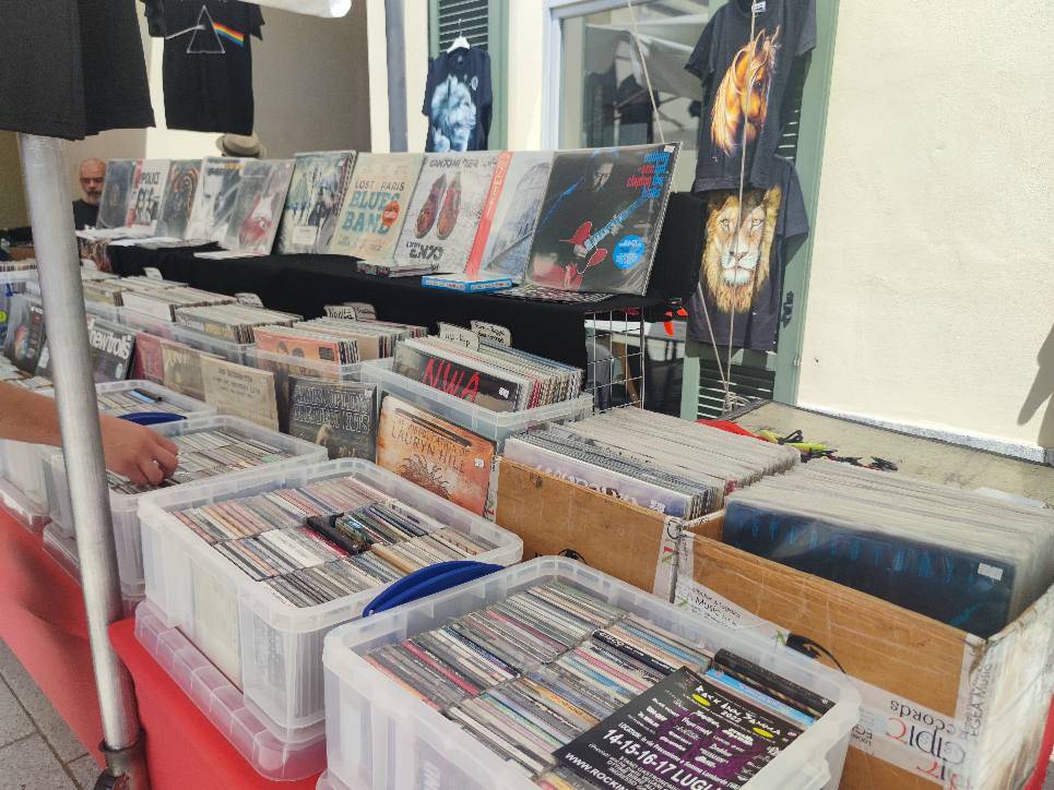 Sesto Calende in vinile, 33 giri e compact disc nel cortile della biblioteca