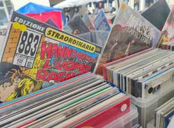 Sesto Calende in vinile, 33 giri e compact disc nel cortile della biblioteca