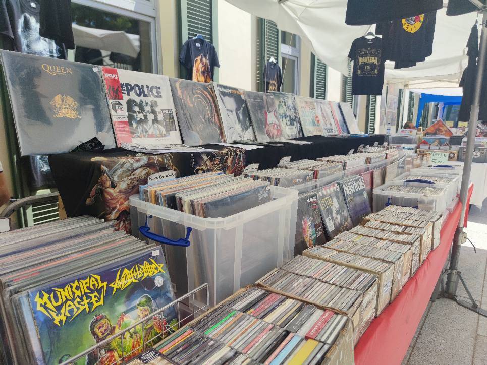 Sesto Calende in vinile, 33 giri e compact disc nel cortile della biblioteca